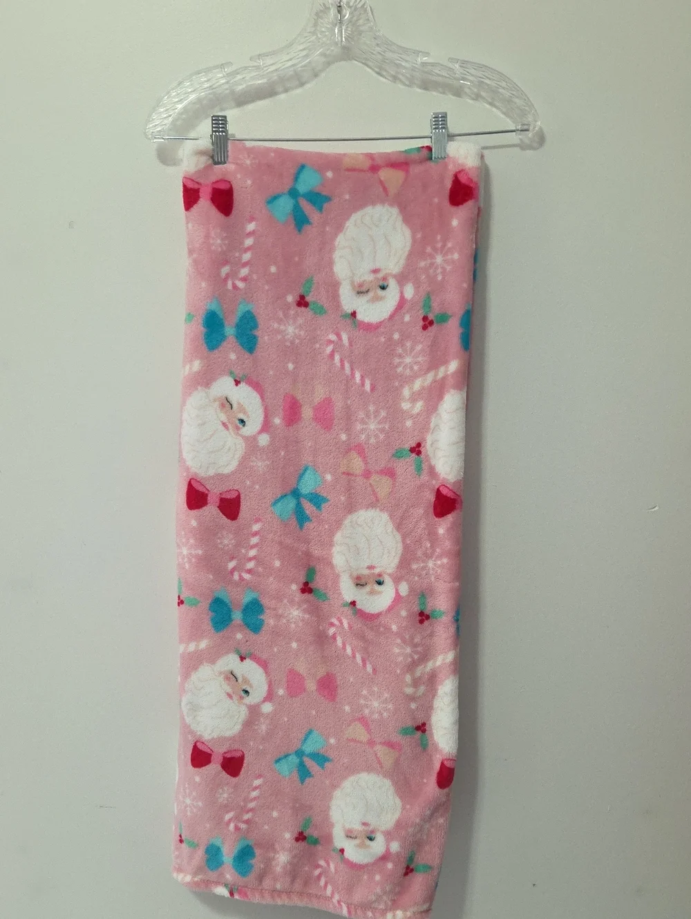 ❤️❤️Betsey Johnson Pink Holiday Plush Throw with Teal Accents